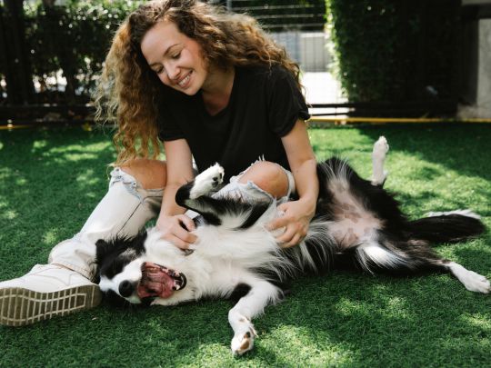 un chien et une femme