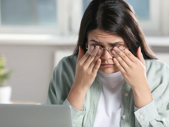 femme qui se frotte les yeux