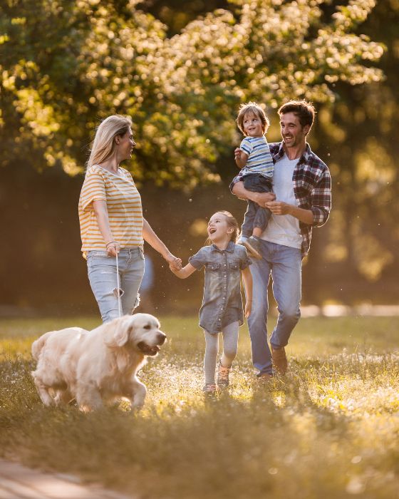chien en balade en famille