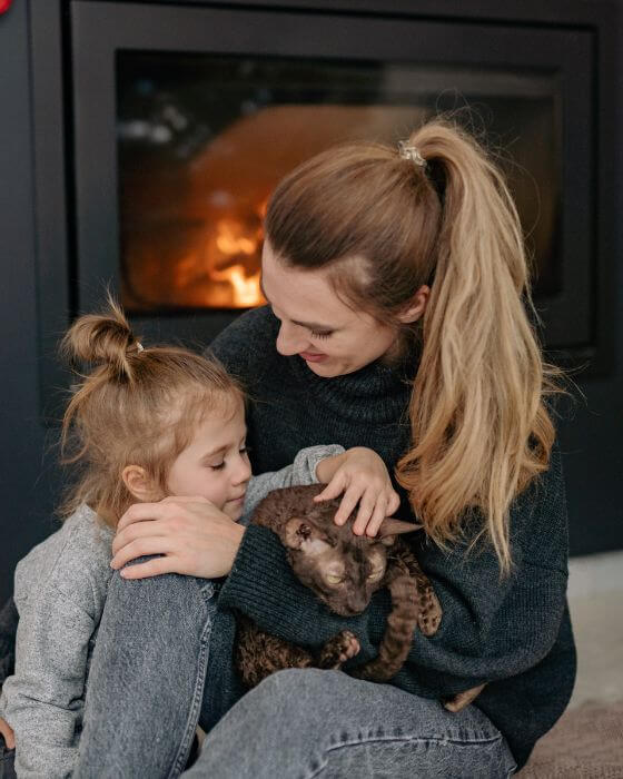 chat caressé par une petite fille