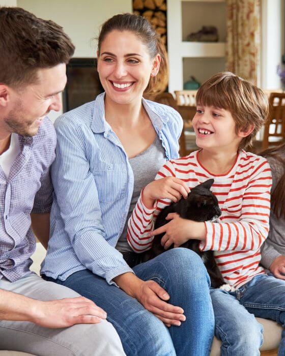chat avec sa famille sur le canapé