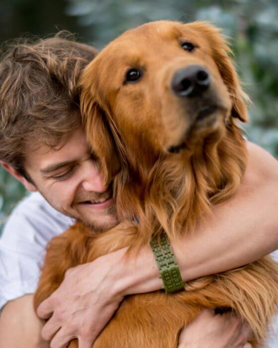 homme faisant un câlin au chien