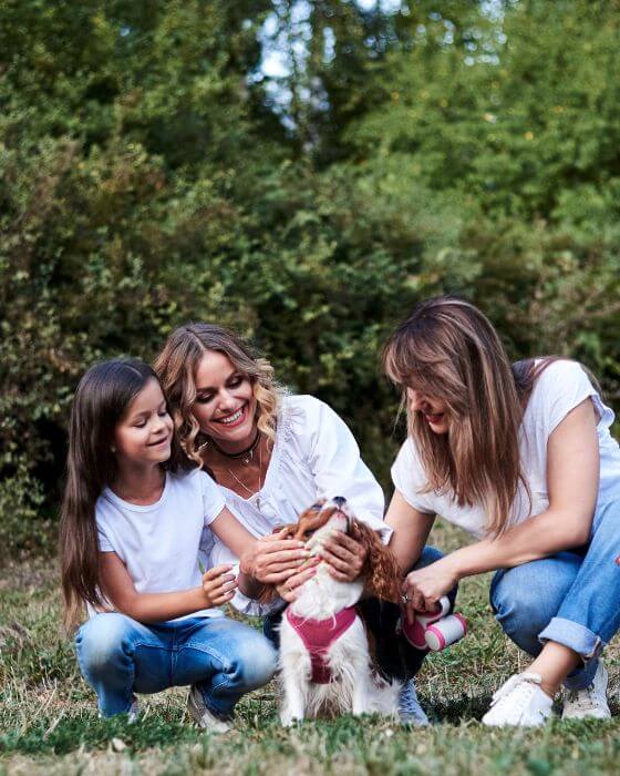 chien entouré de femmes et fille
