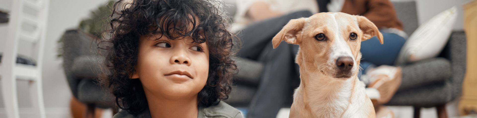 enfant et chien côte à côte