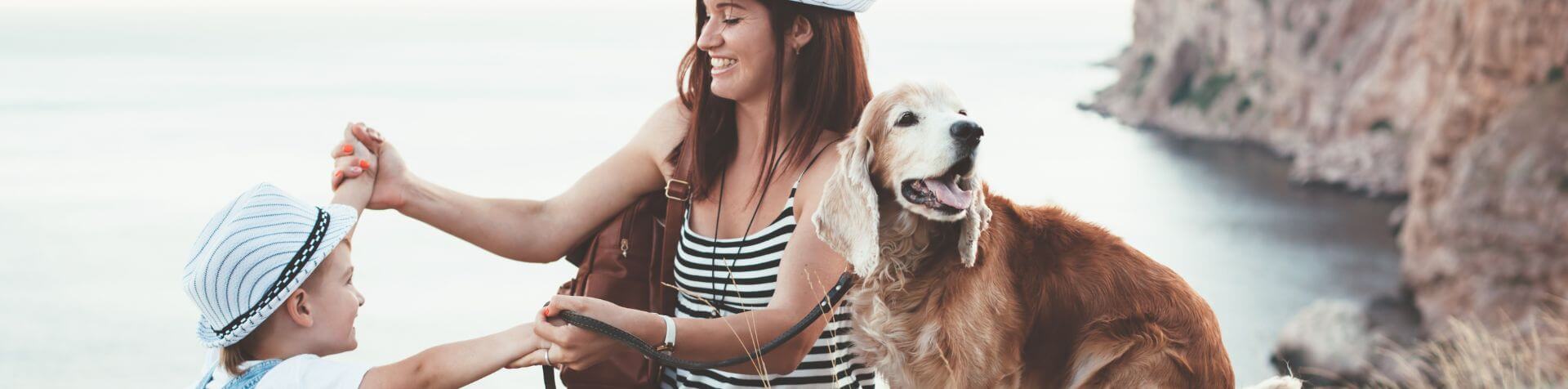 chien en bord de mer avec femme et enfant