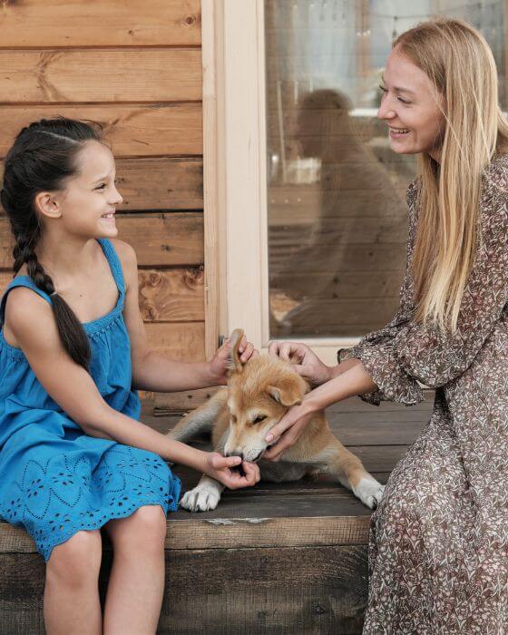 chien entouré d'une mère et sa fille