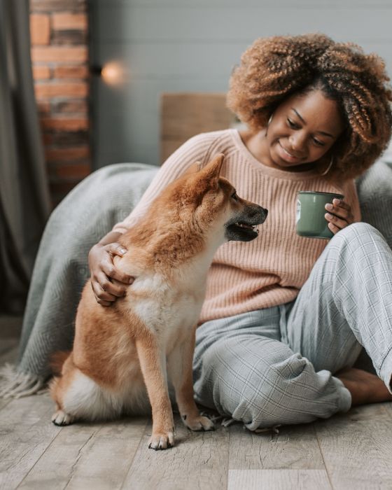chien et femme assis 