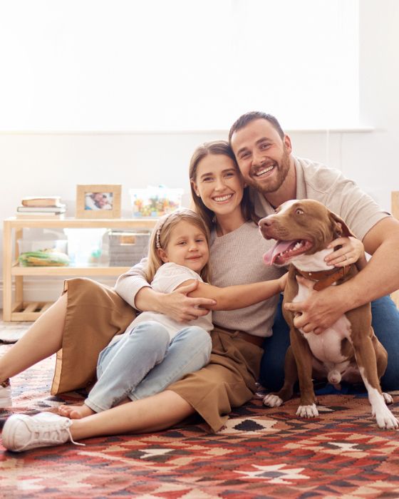 chien qui se fait câliner par une famille