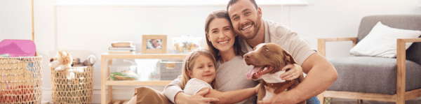 chien et famille faisant un câlin