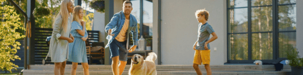 chien et famille dans le jardin