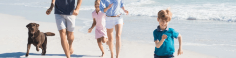 chien qui court sur la plage en famille